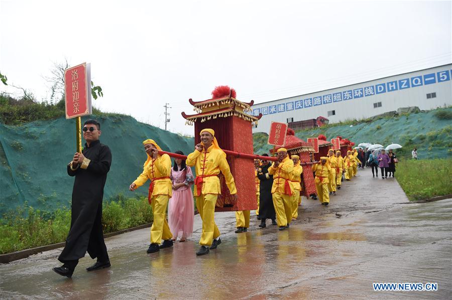 CHINA-CHONGQING-WORKERS-GROUP WEDDING (CN)