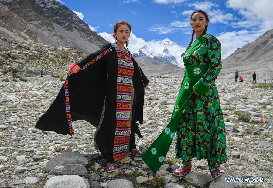 CHINA-TIBET-QOMOLANGMA-COSTUME SHOW (CN)