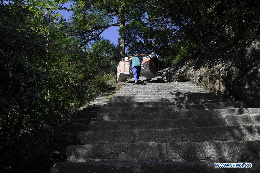 CHINA-ANHUI-HUANGSHAN-HEAVER (CN)