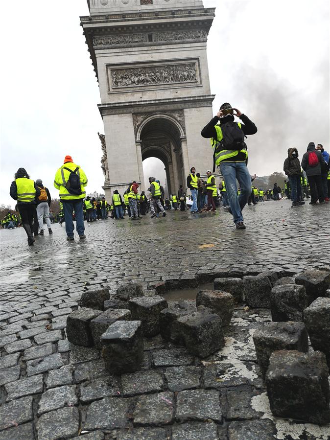 Xinhua Headlines: "Yellow vest" movement points to a troubled France