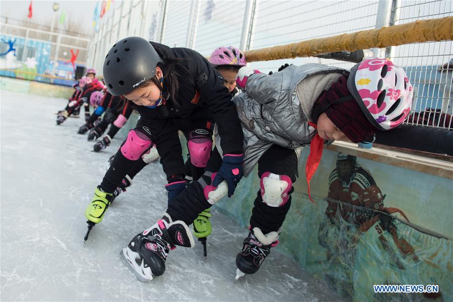 (SP)CHINA-BEIJING-YANQING-PRIMARY SCHOOL STUDENTS-SKATING(CN)