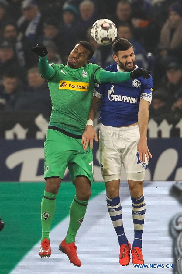 (SP)GERMANY-GELSENKIRCHEN-SOCCER-BUNDESLIGA-SCHALKE 04 VS MOENCHENGLADBACH