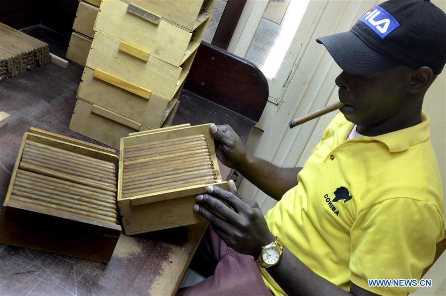 CUBA-HAVANA-FACTORY-CIGAR