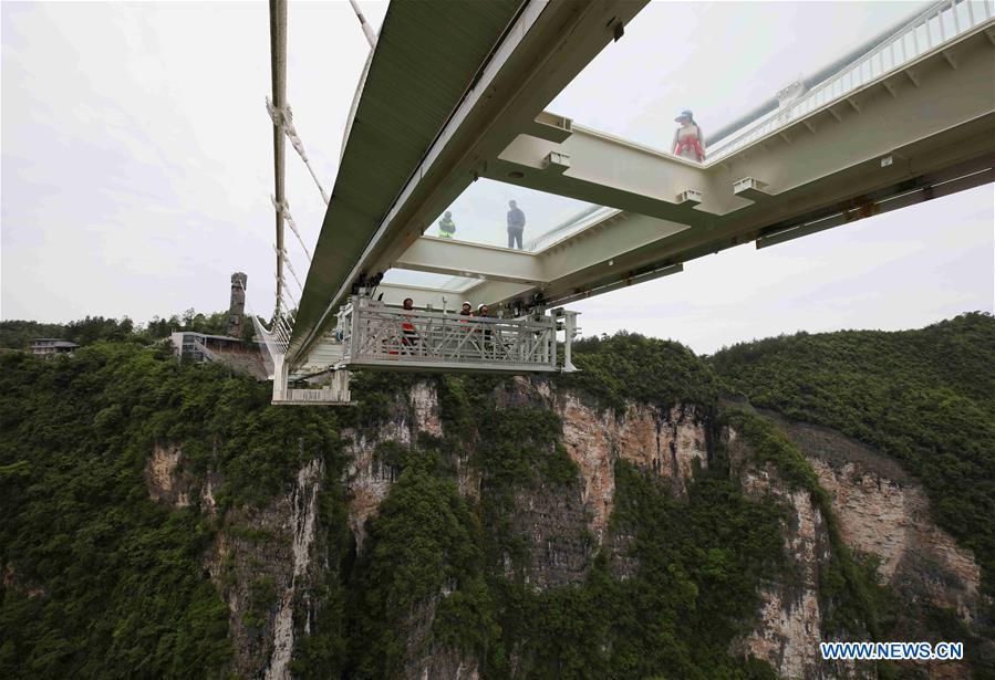 #CHINA-HUNAN-ZHANGJIAJIE-GLASS BRIDGE-CLEANER (CN)