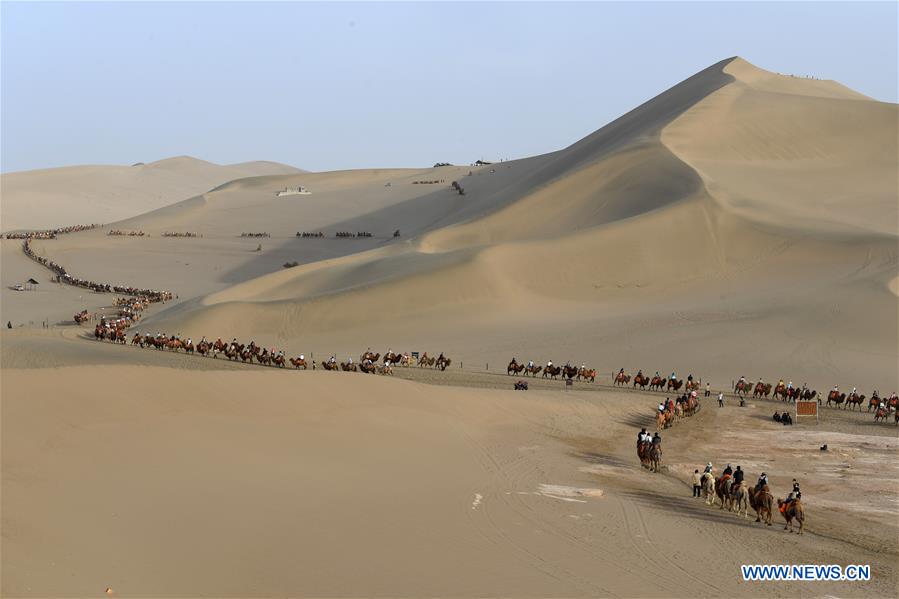 CHINA-GANSU-DUNHUANG-CAMEL-RIDE (CN)