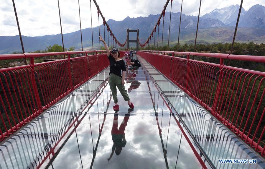 YUNNAN-LIJIANG-GLASS SKYWALK-TOURISM (CN)