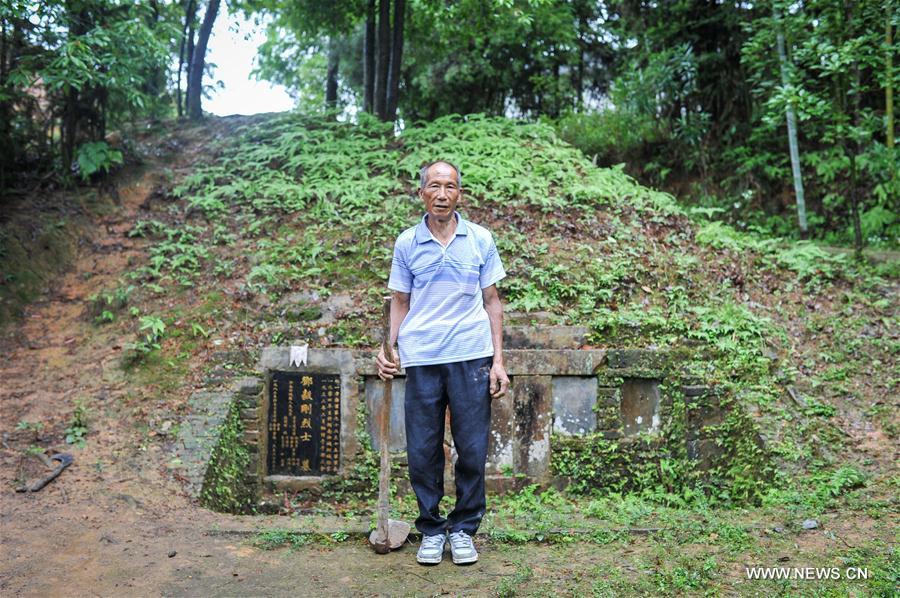 CHINA-JIANGXI-YUDU-MARTYR GRAVE KEEPER (CN)