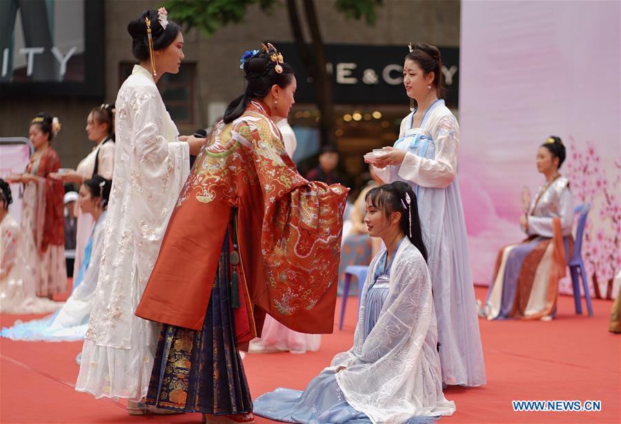 CHINA-YUNNAN-KUNMING-QIXI-TRADITIONAL CLOTHING (CN)