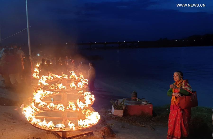 NEPAL-CHITWAN-PRAYERS-ARATI