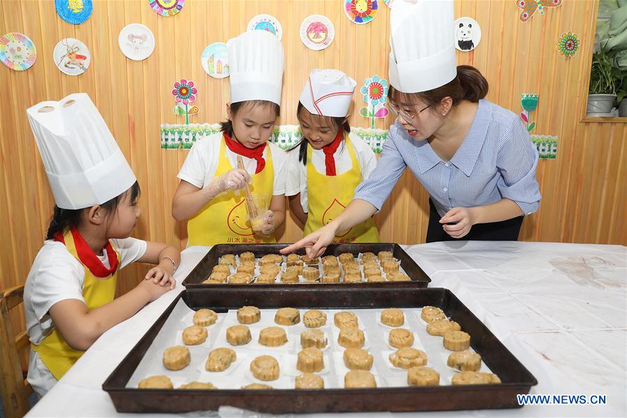 CHINA-SHIJIAZHUANG-MID-AUTUMN FESTIVAL-CELEBRATIONS (CN)