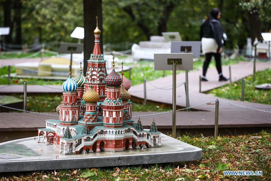 RUSSIA-MOSCOW-EXHIBITION-MINIATURES