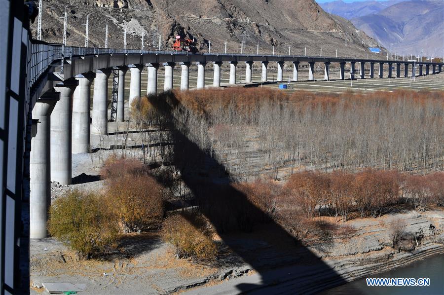 CHINA-TIBET-LHASA-NYINGCHI RAILWAY-BRIDGE-RAIL LAYING-COMPLETION (CN)