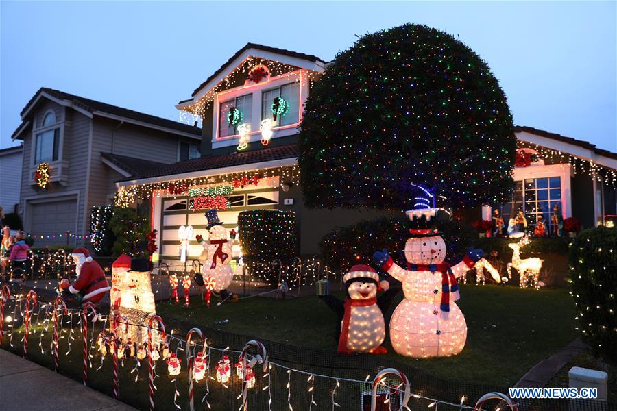 U.S.-SOUTH SAN FRANCISCO-CHRISTMAS-DECORATIONS