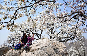 People across China spend leisure time outdoors