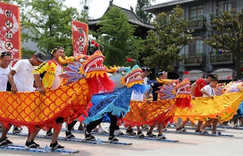 People enjoy holiday time during Dragon Boat Festival across China