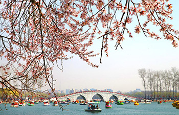 People enjoy scenery of early spring across China