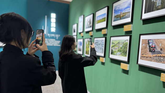 “新華社進校園”——山東大學師生走進“國社之鏡·世紀光影”新聞攝影展