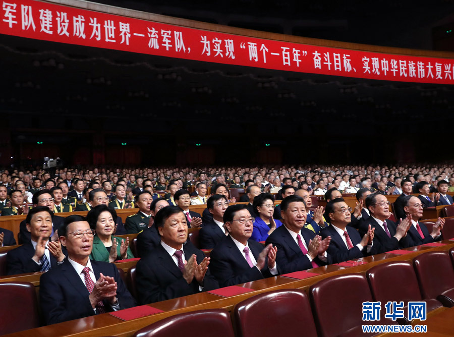 7月28日，慶祝中國(guó)人民解放軍建軍90周年文藝晚會(huì)《在黨的旗幟下》在北京人民大會(huì)堂舉行。中共中央總書(shū)記、國(guó)家主席、中央軍委主席習(xí)近平和李克強(qiáng)、張德江、俞正聲、劉云山、王岐山、張高麗等黨和國(guó)家領(lǐng)導(dǎo)人，與首都3000多名各界群眾一起觀看演出。新華社記者 馬占成 攝