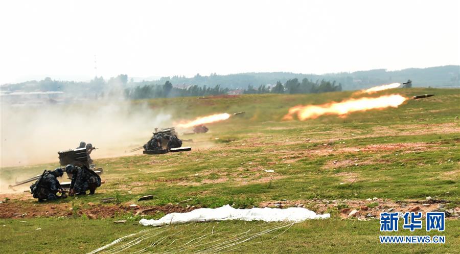 （圖文互動(dòng)）（4）空軍空降兵組織首次空降機(jī)步營(yíng)全要素空降作戰(zhàn)演練