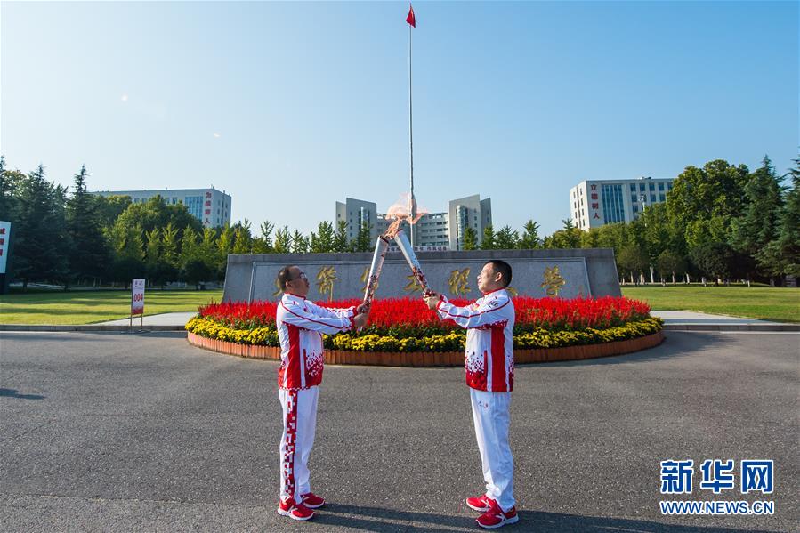 （軍運會·圖文互動）（2）軍運會火炬?zhèn)鬟f活動在火箭軍工程大學(xué)舉行（配本社同題文字稿）