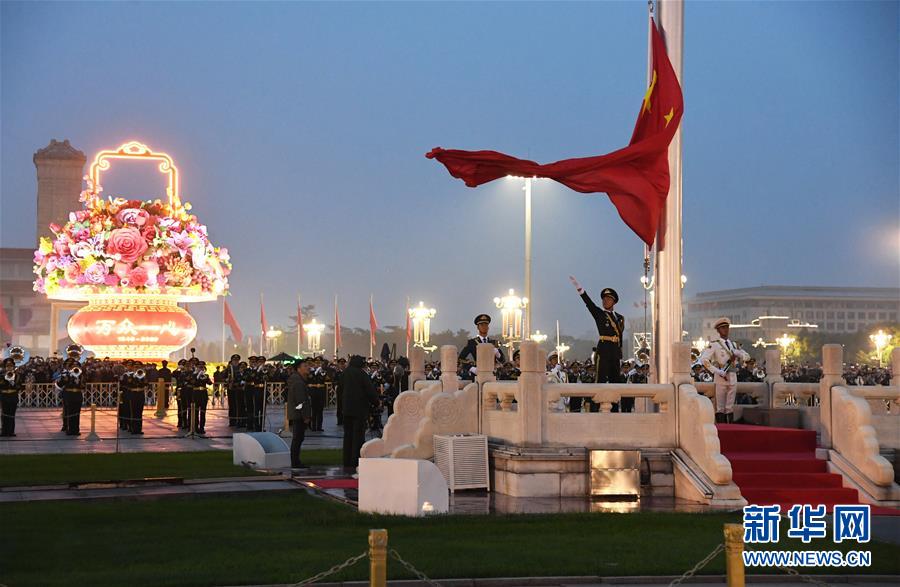 （在習近平強軍思想指引下·我們在戰(zhàn)位報告·圖文互動）（3）護衛(wèi)國旗　重于生命——中國人民解放軍儀仗大隊國旗護衛(wèi)隊執(zhí)行國旗升降任務記事