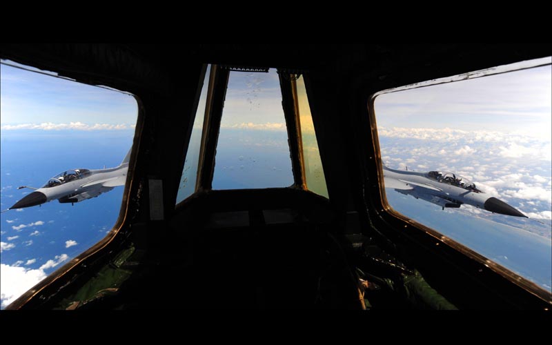 沈玲作品：廣空航空兵部隊新型戰機海上加受油訓練