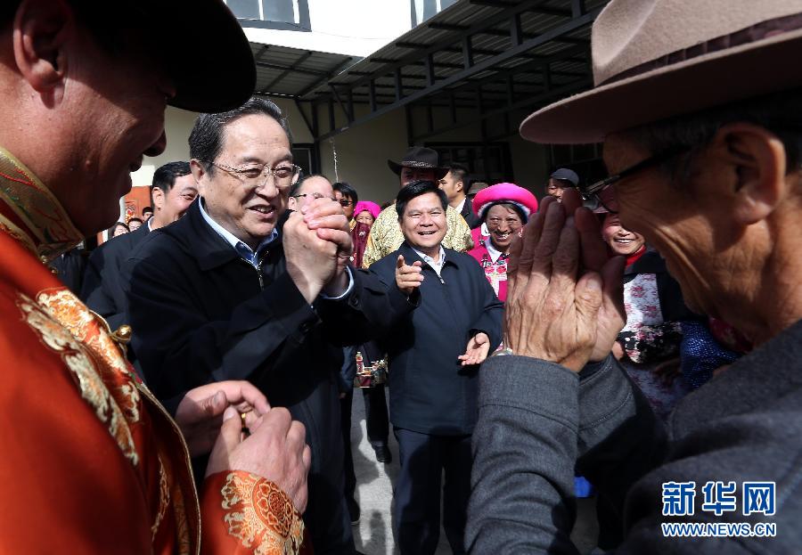 這是5月16日，俞正聲在香格里拉縣建塘鎮金龍社區與居民們親切交談。 新華社記者 劉衛兵 攝