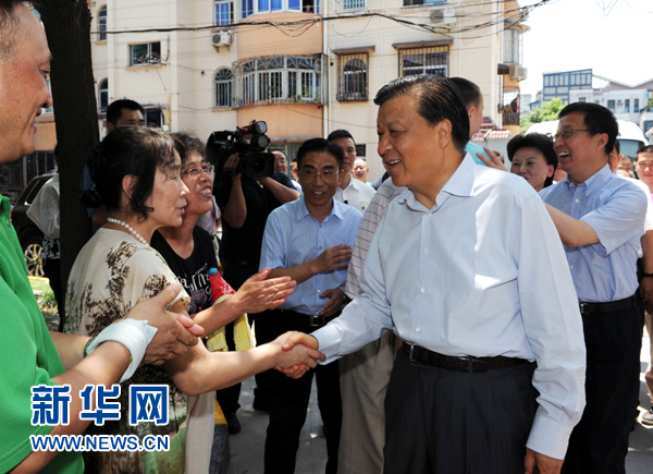 這是7月22日，劉云山在上海市普陀區桃浦鎮蓮花公寓居委會調研時同社區居民親切握手。新華社記者 饒愛民 攝