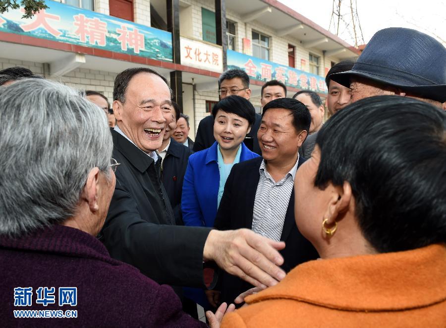 3月27日至28日，中共中央政治局常委、中央紀(jì)委書記王岐山到河南省調(diào)研，并主持召開座談會。這是3月27日王岐山在河南林州姚村鎮(zhèn)馮家口村同村民親切交談。 新華社記者 饒愛民 攝