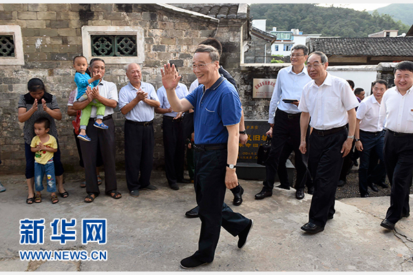 9月24日至26日，中共中央政治局常委、中央紀委書記王岐山在福建調(diào)研。這是9月24日，王岐山在連城縣紅四軍革命舊址參觀時，向附近的村民揮手致意。新華社記者張鐸攝