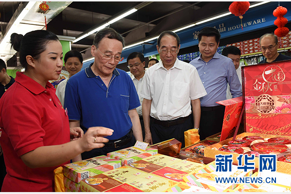 9月24日至26日，中共中央政治局常委、中央紀委書記王岐山在福建調(diào)研。這是9月24日，王岐山來到上杭縣古田鎮(zhèn)米蘭春天超市，調(diào)研“兩節(jié)”期間八項規(guī)定精神落實情況。新華社記者張鐸攝