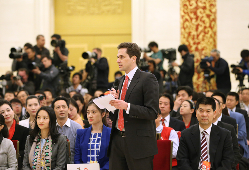 3月15日，國務院總理李克強在北京人民大會堂與中外記者見面，并回答記者提問。這是一位記者在提問。 新華社記者 劉衛(wèi)兵攝