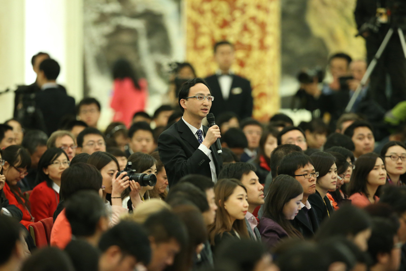 3月15日，國務院總理李克強在北京人民大會堂與中外記者見面，并回答記者提問。這是一位記者在提問。 新華社記者 龐興雷 攝