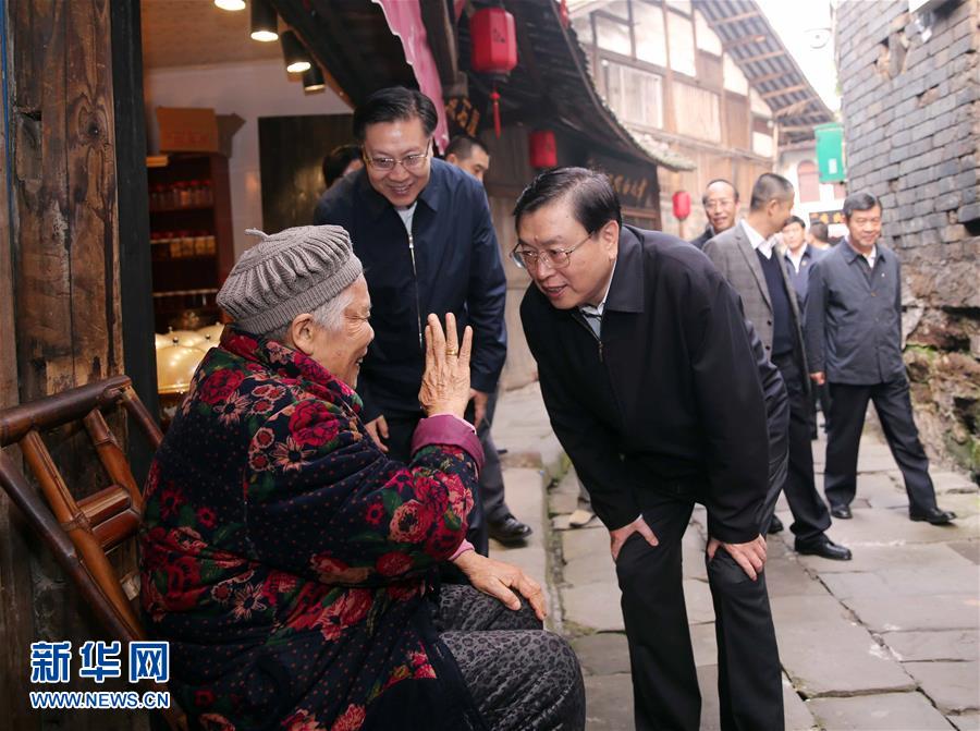 這是11月21日，張德江在宜賓李莊鎮(zhèn)同濟(jì)社區(qū)與居民親切交談。 新華社記者 劉衛(wèi)兵 攝 