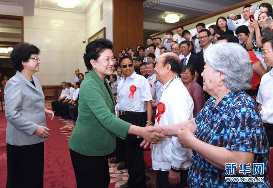 6月16日，中共中央政治局委員、國務(wù)院副總理劉延?xùn)|在北京看望出席中國人口福利基金會成立30周年座談會的歷屆“中華人口獎”獲獎?wù)叽?。新華社記者 饒愛民 攝