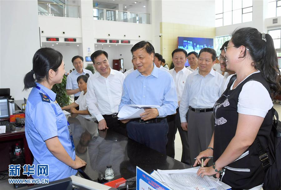 6月22日至24日，中共中央政治局常委、中央書記處書記劉云山在遼寧調(diào)研。這是6月22日，劉云山在中國（遼寧）自貿(mào)試驗區(qū)營口片區(qū)與干部群眾深入交流。新華社記者 張鐸 攝