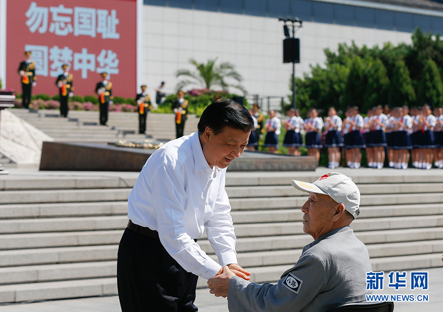 7月7日，紀(jì)念全民族抗戰(zhàn)爆發(fā)80周年儀式在中國人民抗日戰(zhàn)爭紀(jì)念館舉行。中共中央政治局常委、中央書記處書記劉云山出席儀式并講話。這是儀式開始前，劉云山與老八路代表握手。新華社記者崔新鈺攝