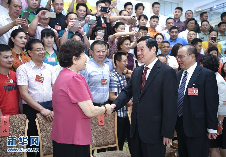 7月19日，中國曲藝家協會第八次全國代表大會在北京召開。中共中央政治局委員、中央書記處書記、中宣部部長劉奇葆出席開幕式并講話。這是開幕式前，劉奇葆接見與會代表。新華社記者 張領 攝