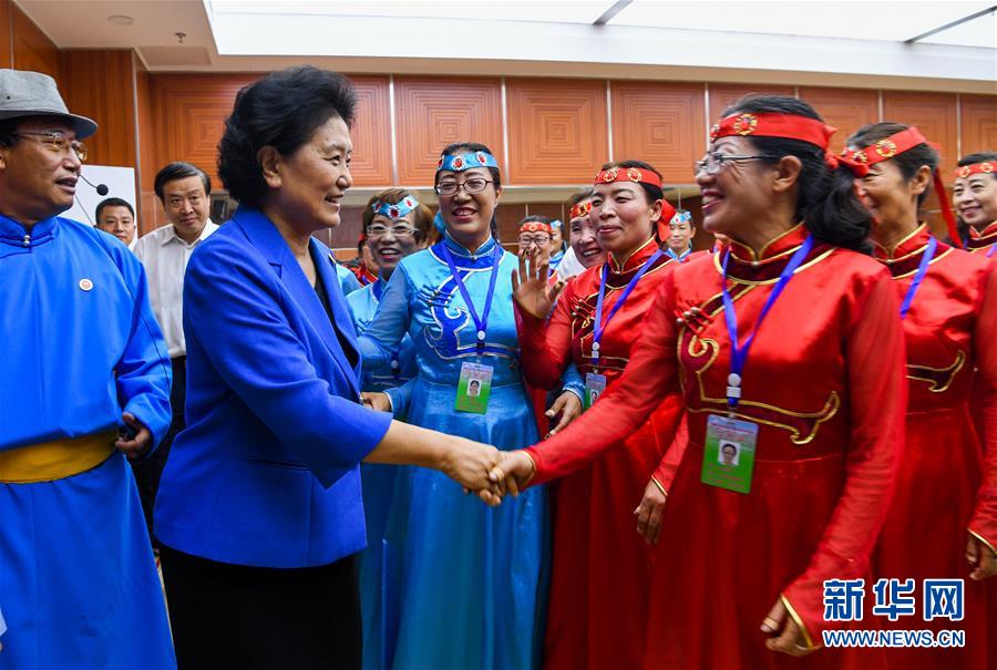 8月9日，中共中央政治局委員、國務(wù)院副總理、中央代表團(tuán)副團(tuán)長劉延?xùn)|率中央代表團(tuán)二分團(tuán)到赤峰看望慰問各族干部群眾。這是劉延?xùn)|在赤峰市群眾藝術(shù)館和群眾親切交談。新華社記者 連振 攝