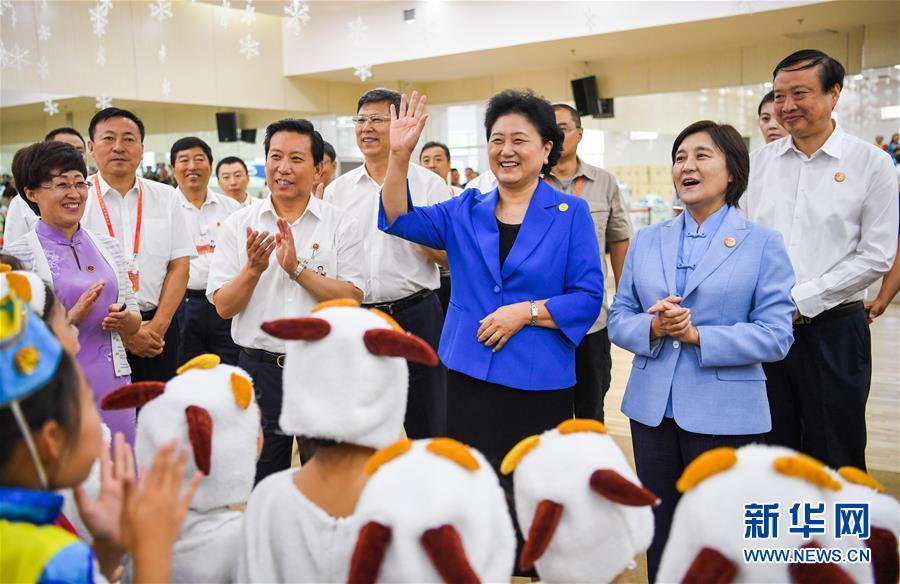 8月9日，中共中央政治局委員、國務(wù)院副總理、中央代表團(tuán)副團(tuán)長劉延?xùn)|率中央代表團(tuán)二分團(tuán)到赤峰看望慰問各族干部群眾。這是劉延?xùn)|在赤峰市青少年宮與青少年熱烈互動。新華社記者 連振 攝