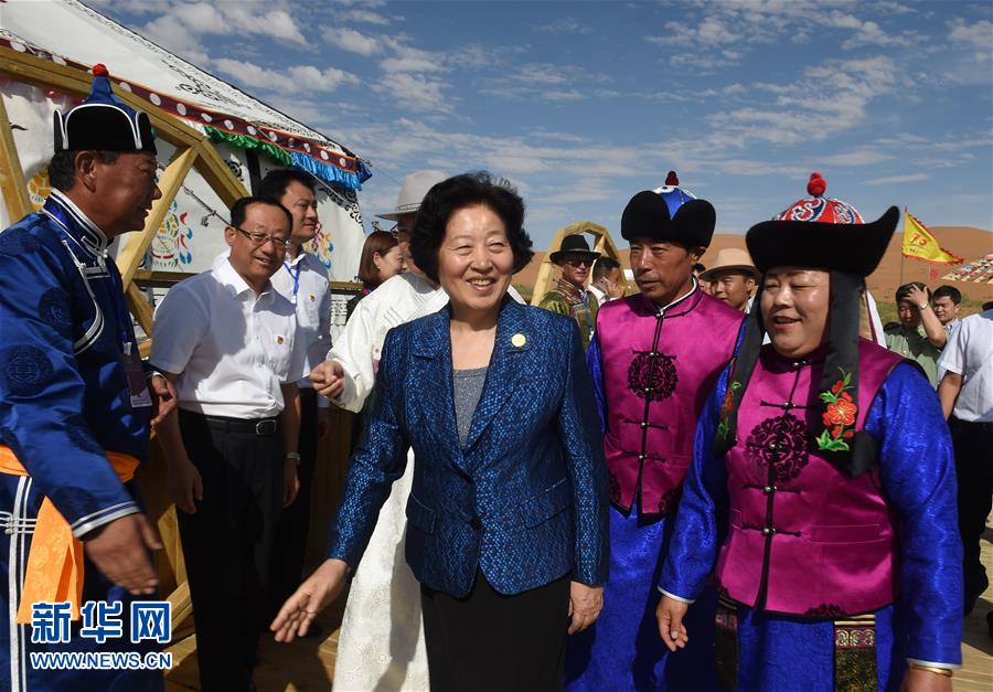 8月10日，中共中央政治局委員、中央統(tǒng)戰(zhàn)部部長、中央代表團(tuán)副團(tuán)長孫春蘭率中央代表團(tuán)三分團(tuán)繼續(xù)在內(nèi)蒙古自治區(qū)阿拉善盟看望慰問，把以習(xí)近平同志為核心的黨中央的親切關(guān)懷和全國各族人民的美好祝福帶給阿拉善各族各界干部群眾。這是孫春蘭在牧民張輝生（右二）家了解生產(chǎn)生活情況。新華社記者 任軍川 攝