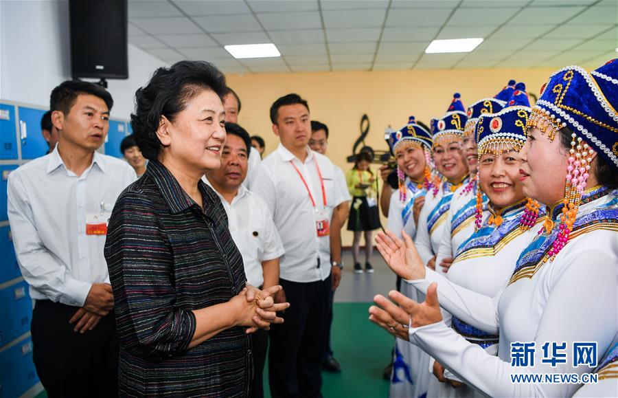 8月11日，中共中央政治局委員、國務(wù)院副總理、中央代表團(tuán)副團(tuán)長劉延?xùn)|率中央代表團(tuán)二分團(tuán)，看望慰問烏蘭察布各族干部群眾，轉(zhuǎn)達(dá)以習(xí)近平同志為核心的黨中央的親切關(guān)懷和全國人民的美好祝愿。這是劉延?xùn)|在考察察哈爾社區(qū)時與居民們親切交談。新華社記者 連振 攝