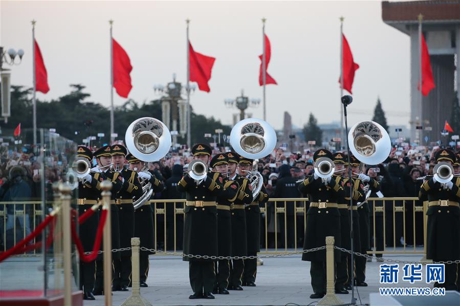 （社會）（8）人民解放軍首次執(zhí)行天安門廣場升國旗任務