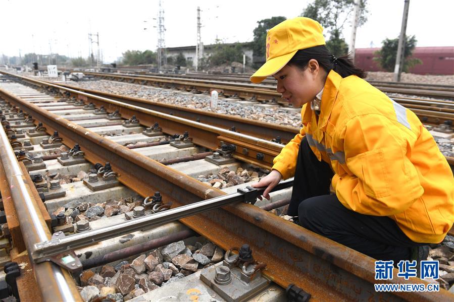 （走基層 聽(tīng)民聲）（4）鐵路線上的“鏗鏘玫瑰”