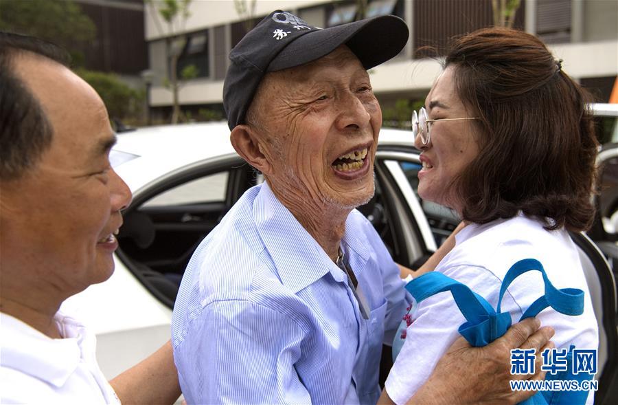 （圖片故事）（2）“希望老人”的第100次老區助學之旅