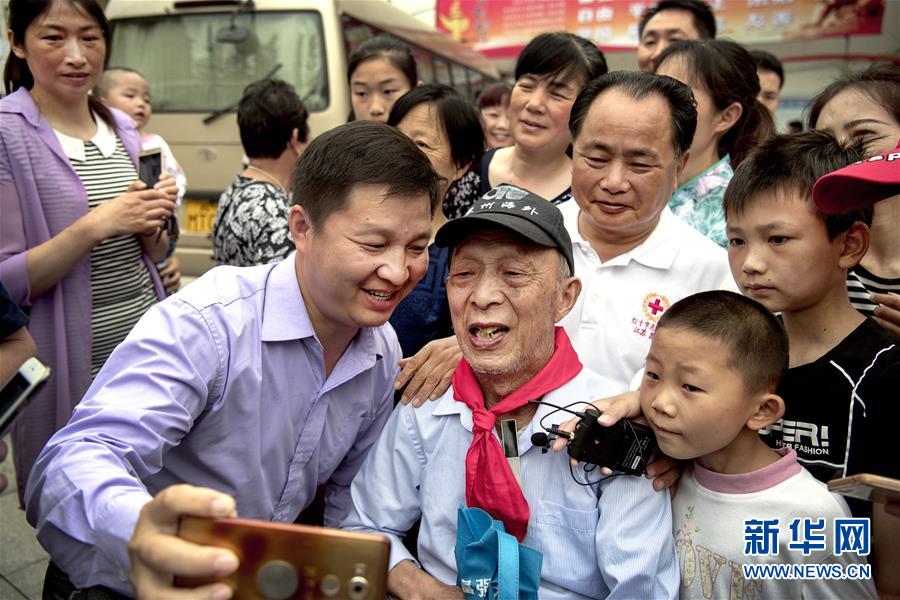 （圖片故事）（4）“希望老人”的第100次老區助學之旅