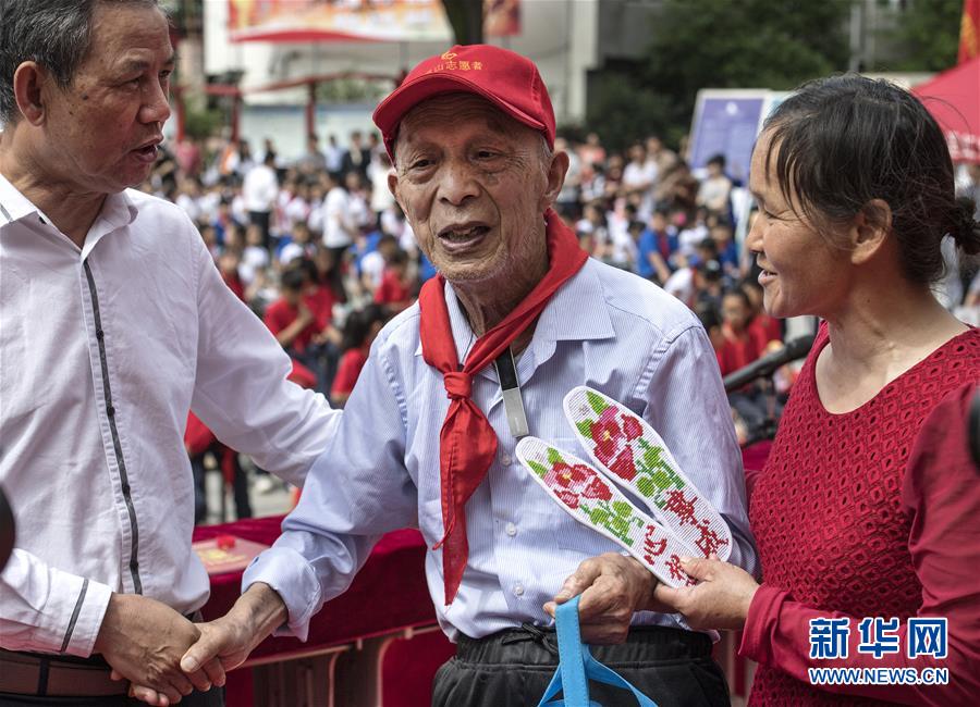 （圖片故事）（7）“希望老人”的第100次老區助學之旅