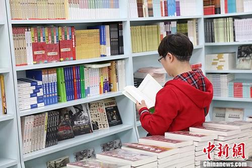 5月9日，一女子在哈爾濱市某書店選購圖書。從5月1日至5月4日，全國32家紙廠宣布漲價，各紙種漲價幅度為每噸100元至300元不等。對此，出版行業(yè)業(yè)內(nèi)人士表示“因為紙張價格上漲，直接造成了出版成本的明顯增加，出版行業(yè)只能被迫對圖書定價進行調(diào)整。”
<a target='_blank' >中新社</a>記者 于琨 攝