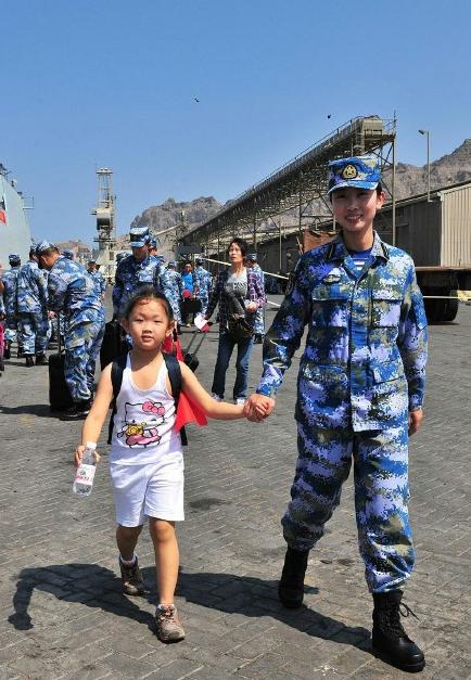 2015年3月，也門，海軍女戰(zhàn)士牽著一名小女孩的手準備登上軍艦。