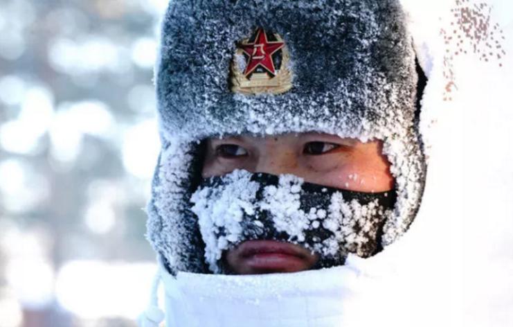 2018年2月5日，駐守在漠河縣北極村的北部戰(zhàn)區(qū)陸軍某部官兵在執(zhí)勤（來源：新華社）